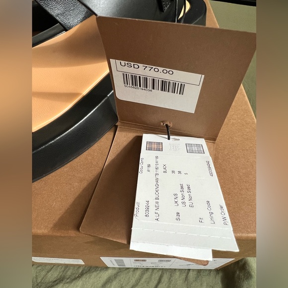 COPY - NEW! BURBERRY
Buckingham Logo Leather Slingback
Sandals - Picture 5 of 6